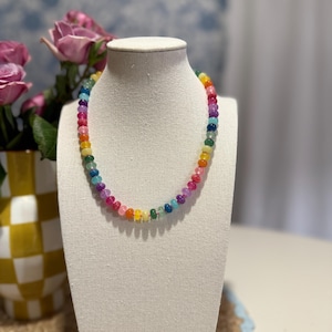 Collar de cuentas de colores: hilo arcoíris de vidrio y piedras preciosas