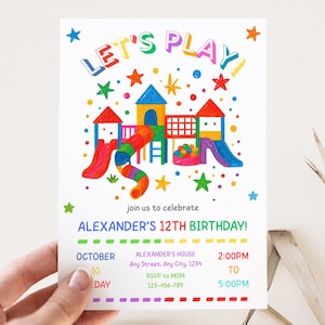 以下が含まれることがあります： 「LET'S PLAY」と「ALEXANDER'S 12TH BIRTHDAY!」の文字が入った、カラフルな誕生日パーティーの招待状。滑り台、ボールプール、星が描かれたデザインです。招待状には日付、時間、RSVP情報が含まれています。