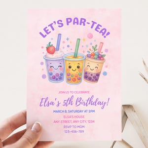 Op de afbeelding: Een roze uitnodigingskaart met de tekst "LET'S PAR-TEA!" en "Elsa's 5th Birthday!". Het toont drie cartoon bubble tea drankjes. De kaart bevat evenementdetails: datum, tijd, locatie en RSVP-informatie.
