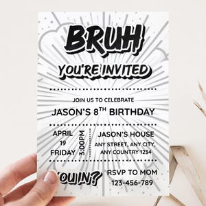 Puede incluir: Una tarjeta de invitación en blanco y negro con el texto "BRUH YOU'RE INVITED". La tarjeta anuncia el 8º cumpleaños de Jason el 19 de abril a las 15:00 horas. Incluye información de RSVP.