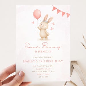 Convite de aniversário &quot;Some Bunny Is Turning&quot;, convite editável para festa de 1º aniversário de coelho, tema de primavera em aquarela, aniversário de menina para imprimir