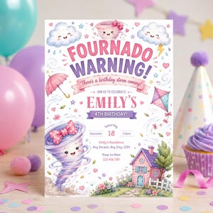Può includere: Un invito di compleanno rettangolare con il testo FOURNADO WARNING! There's a birthday storm coming! JOIN US TO CELEBRATE EMILY'S 4TH BIRTHDAY! insieme a data, ora, luogo e dettagli RSVP. Il design include tornado, nuvole, una casa e un aquilone.