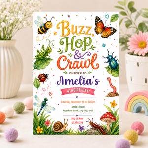 Peut inclure: Une carte d'invitation d'anniversaire blanche avec des illustrations aquarelles colorées d'une abeille, d'un papillon, d'une sauterelle, d'un scarabée, d'un ver, d'un escargot et d'un mille-pattes. Le texte indique Buzz, Hop & Crawl on over to Amelia's 4th Birthday.