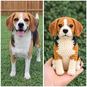 Op de afbeelding: Een vergelijkende afbeelding van een echte Beagle-hond en een gehaakte Beagle-hond. De echte hond staat op gras, met bruine, zwarte en witte markeringen. De gehaakte hond, in een hand gehouden, heeft vergelijkbare kleuren.