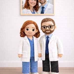 Muñeca de ganchillo personalizada de trabajador sanitario, amigurumi de médico, regalo hecho a mano.