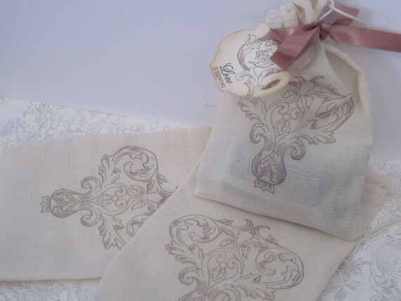 Items similar to Ornate Flourish Favour Bags -muslin material - set of ...