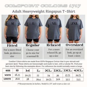 K&ouml;nnte beinhalten: Ein Comfort Colors T-Shirt f&uuml;r Erwachsene aus schwerem Ringspun-Baumwollstoff in den Gr&ouml;&szlig;en S bis 4XL. Die Breiten variieren von 46,35 cm bis 75,57 cm, die L&auml;ngen von 67,56 cm bis 85,09 cm. Das Bild zeigt die Passform.