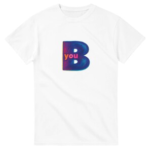 Könnte beinhalten: Weißes T-Shirt mit einem großen, farbenfrohen "B" und dem Wort "you" darin. Das "B" ist hauptsächlich blau mit rosa und gelben Akzenten, was ein lebendiges Design ergibt. Das T-Shirt hat einen klassischen Rundhalsausschnitt.