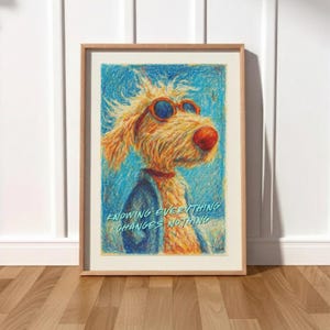 以下が含まれることがあります： サングラスをかけた犬の気まぐれなイラストが描かれた、額入りのアートプリント。 犬はオレンジ色の毛皮、赤い鼻をしており、青い背景に配置されています。 プリントには「KNOWING EVERYTHING CHANGES NOTHING」というテキストが含まれています。