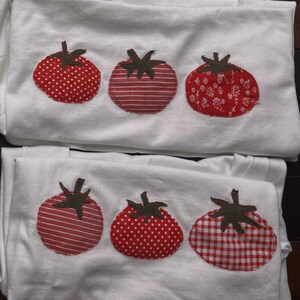 Handgenähtes T-Shirt mit Tomaten-Patchworkmuster