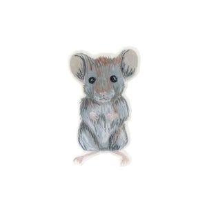 Puede incluir: Ilustración en acuarela de un pequeño ratón gris con orejas grandes y una mancha marrón claro en la cabeza. El ratón está representado en posición sentada, con las patas juntas. El fondo es blanco liso.