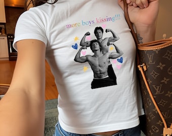 Mehr Jungen küssen Baby-T-Shirt, Spielwechsler LGBT Ästhetische Crop Tops, M M Romance Books Fan Geschenk, Connor Storrie Hudson Williams Graphic Top