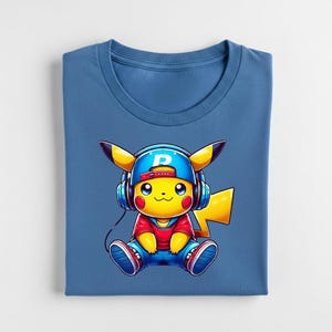 Peut inclure: T-shirt bleu &agrave; col rond avec un personnage de dessin anim&eacute; Pikachu portant une casquette bleue avec un "P" blanc, un casque, une chemise rouge et un pantalon bleu. Pikachu a une fourrure jaune, des joues rouges et une queue en forme d'&eacute;clair.