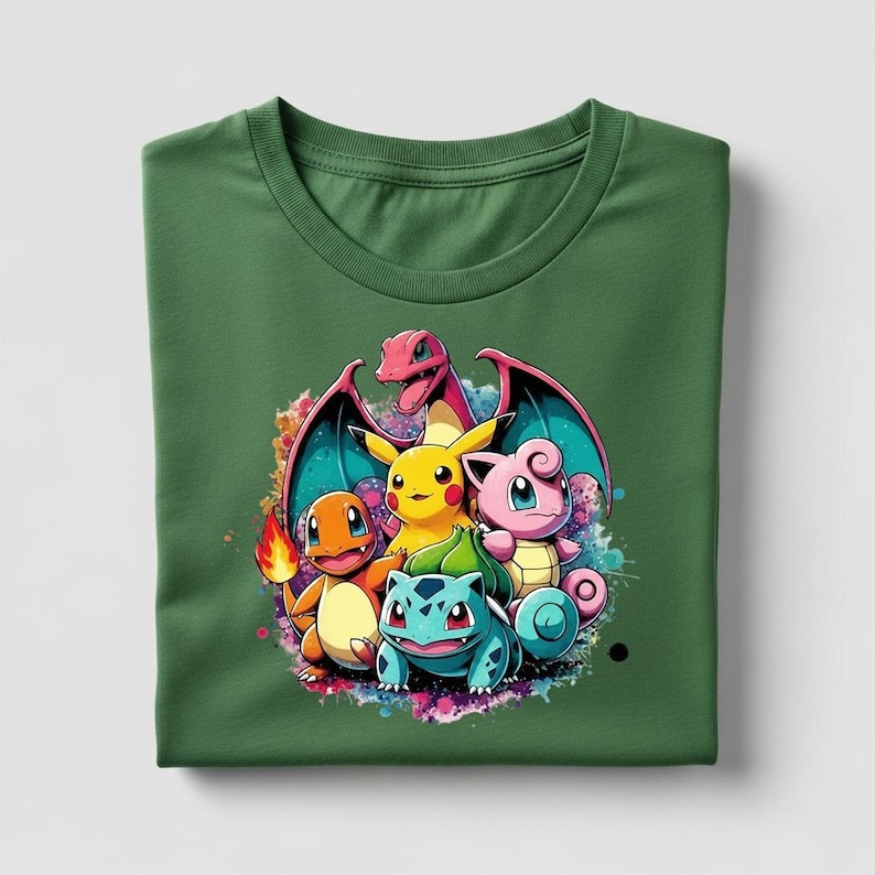Peut inclure: T-shirt vert &agrave; col rond avec un motif color&eacute; de personnages de dessins anim&eacute;s. Le motif comprend une cr&eacute;ature jaune, une cr&eacute;ature rose, une cr&eacute;ature orange, une cr&eacute;ature bleue et une cr&eacute;ature rouge ail&eacute;e.