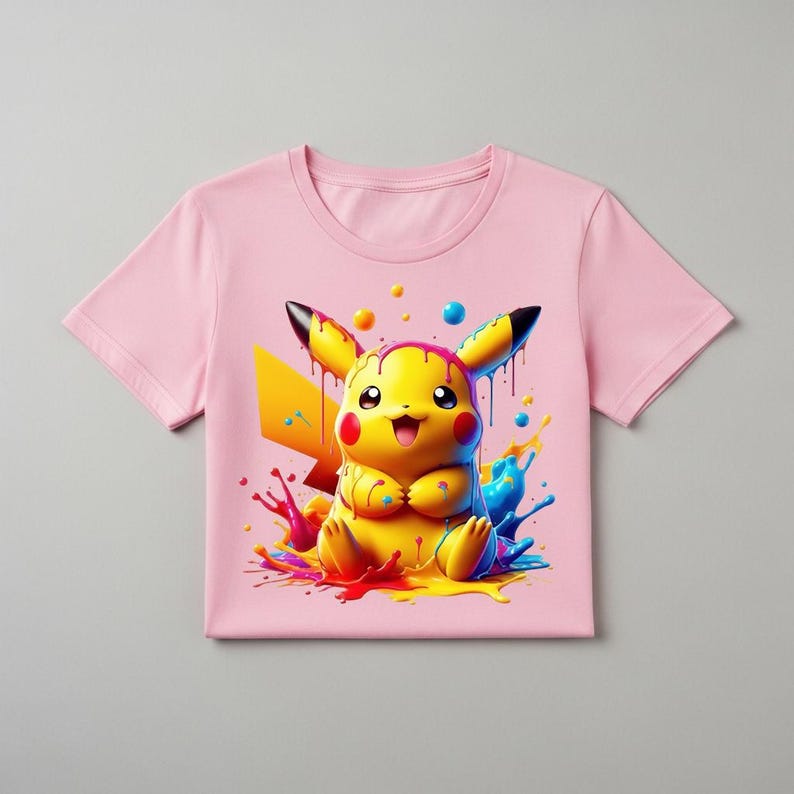 Peut inclure: T-shirt rose clair avec un motif vif de Pikachu, un personnage jaune avec des oreilles &agrave; pointes noires et des joues rouges. Le motif comprend des &eacute;claboussures de peinture color&eacute;es en bleu, rouge et jaune. Le t-shirt a un col rond et des manches courtes.