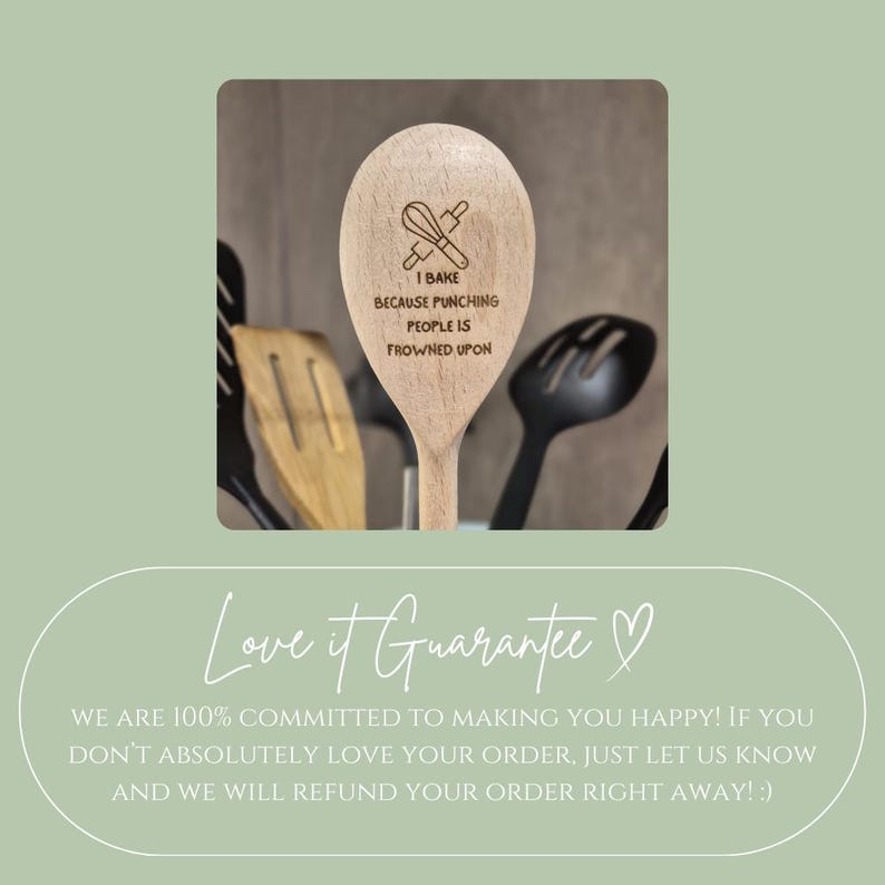 Puede incluir: Cuchara de madera con la frase grabada: "I BAKE BECAUSE PUNCHING PEOPLE IS FROWNED UPON." La cuchara presenta un dise&ntilde;o de batidora y rodillo. Otros utensilios de cocina son visibles en el fondo. La imagen est&aacute; sobre un fondo verde.