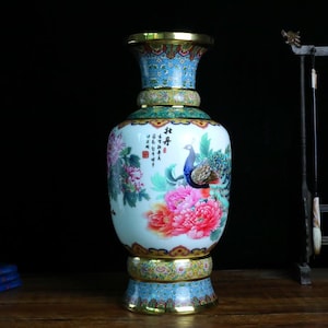 Chinese Porcelain Vase – Hand-Painted Famille Rose “Peony of Prosperity” with Peacock, Jingdezhen Ceramic Art