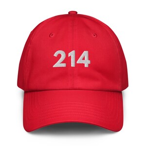 Peut inclure: Casquette de baseball rouge vif avec le numéro "214" brodé en blanc sur le devant. La casquette a une visière incurvée et une sangle réglable à l'arrière. Fabriquée dans un tissu doux et résistant.