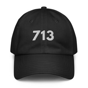 Puede incluir: Gorra de béisbol negra con el número "713" bordado en blanco en la parte delantera. La gorra tiene una visera curva y una correa ajustable en la parte trasera. Un accesorio casual clásico.