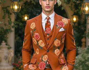 Op de afbeelding: Een driedelig roestkleurig pak met een bloemenrozenpatroon. Het pak bestaat uit een jasje, vest en broek. De jas heeft een sluiting met twee knopen en een pochet. De stropdas heeft ook een rozenpatroon. Het pak wordt gedragen met een wit overhemd.