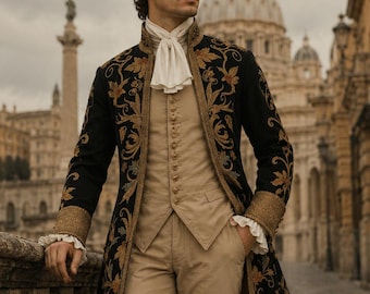 Puede incluir: Un abrigo largo negro con intrincados bordados florales en dorado y multicolor, sobre un chaleco beige con botones dorados, pantalones beige hasta la rodilla, una corbata blanca y puños con volantes, frente a una arquitectura de piedra histórica.