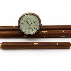 Puede incluir: Bastón de madera marrón con una esfera de reloj de latón. El reloj tiene números romanos y el texto "Royal Clock Co.". El bastón tiene detalles dorados y está en varias piezas.