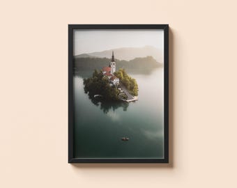 Impresión del lago Bled: fotografía aérea de una iglesia en la isla de Eslovenia