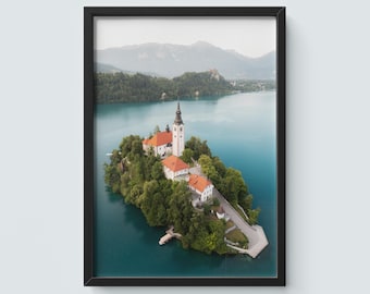 Impresión aérea de la isla del lago Bled: foto de una iglesia en Eslovenia, arte mural de viajes por Europa