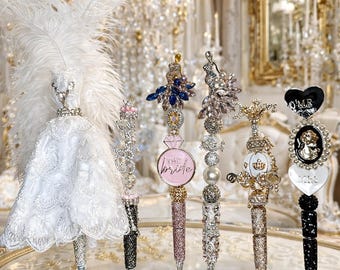 Bolígrafos de lujo personalizados para recuerdos nupciales: Set de firmas con cristales, perlas y detalles para la planificación de la boda.