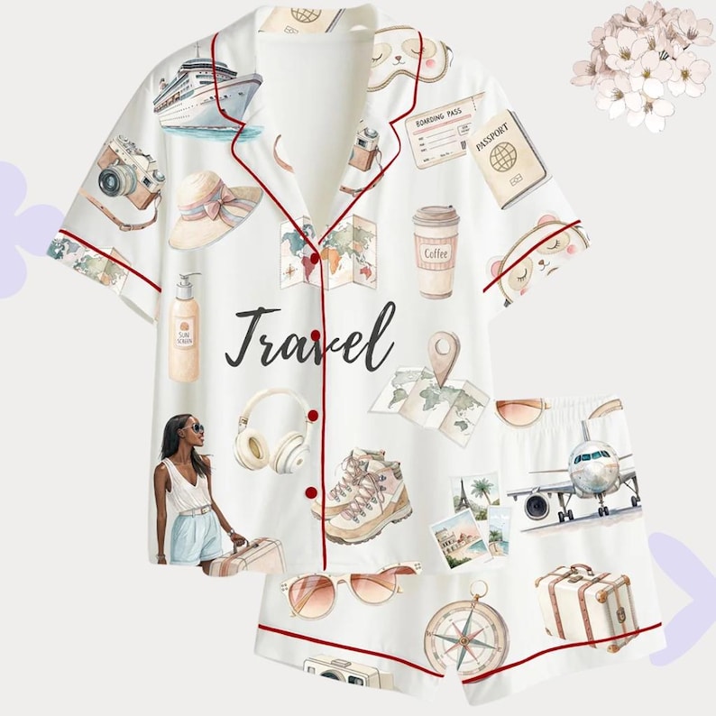 以下が含まれることがあります： 旅行をテーマにしたプリントの白いパジャマセット。半袖トップスとショートパンツには、クルーズ船、カメラ、パスポート、地図、そして「Travel」の文字のイラストが描かれています。赤いトリムが縁を飾っています。
