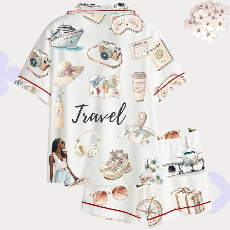 以下が含まれることがあります： 旅行をテーマにした白いパジャマセット。半袖トップスとショートパンツのセットで、カメラ、地図、クルーズ船などの旅行の必需品のイラストが描かれています。「Travel」の文字が前面に書かれています。