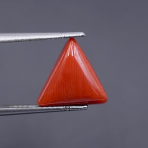 Puede incluir: Un juego de tres tazas de cerámica con un acabado mate moteado. Las tazas son de color crema, gris claro y gris oscuro. Cada taza tiene un diseño simple y minimalista.