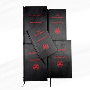 Peut inclure: Plusieurs livres noirs avec des titres rouges et des symboles de pentagramme. Les titres incluent "Satan Speaks!", "The Satanic Bible", "The Satanic Rituals", "The Devil's", et "Satanic Witch". L'auteur, Anton Szandor LaVey, est &eacute;galement mentionn&eacute;.