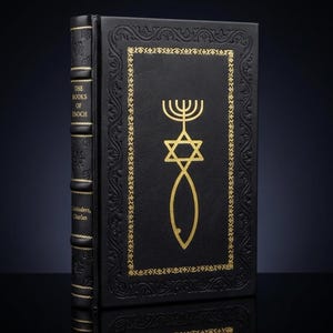 Può includere: Un libro con copertina rigida nera intitolato "The Books of Enoch" con lettere dorate in rilievo e bordi decorativi. La copertina presenta un emblema dorato con una menorah, la stella di David e un simbolo di pesce.