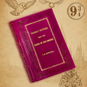 Può includere: Un libro con copertina magenta intitolato "Harry Potter e l'Ordine della Fenice" di J.K. Rowling, con scritte e bordi dorati. L'immagine include illustrazioni di un gufo, un boccino d'oro e il numero 9 3/4. È un romanzo fantasy.