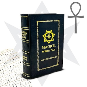 Könnte beinhalten: Ein schwarzes Hardcover-Buch mit dem Titel "Magick Without Tears" von Aleister Crowley. Der Titel und die Details sind in Gold gehalten. Ein gelbes Emblem ziert das Cover. Ein esoterischer Text.
