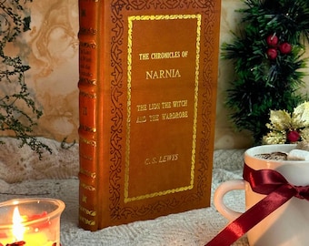 El león, la bruja y el guerrero: Las crónicas de Narnia de C.S. Lewis, edición encuadernada en piel.