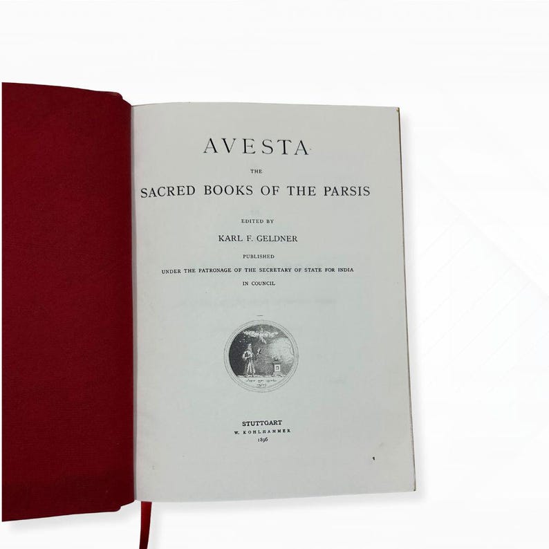 Op de afbeelding: Een open boek met een rode kaft en witte pagina's. De titel "AVESTA" staat bovenaan, gevolgd door "THE SACRED BOOKS OF THE PARSIS". De tekst is bewerkt door Karl F. Geldner en gepubliceerd onder de bescherming van de Staatssecretaris voor India.