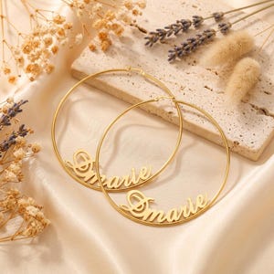 Orecchini a cerchio personalizzati con nome in corsivo intagliato, orecchini a cerchio personalizzati in oro da 45 mm, orecchini a cerchio personalizzati in acciaio inossidabile con nome, un tocco romantico.