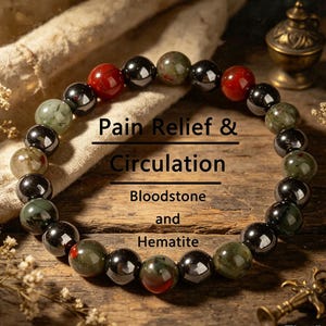 Op de afbeelding: Een armband met kralen van bloedsteen en hematiet, met een mix van rode, groene en zwarte kleuren. De afbeelding bevat de tekst "Pijnverlichting & Circulatie" en "Bloedsteen en Hematiet".