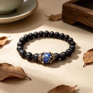 Armband med lavasten och blå kejsarstenskrona, 8 mm stretchiga herrsmycken i natursten