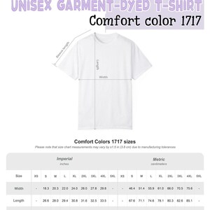 Pu&ograve; includere: T-shirt unisex bianco tinto in capo. L'immagine include una tabella delle taglie con misure in centimetri per larghezza, lunghezza e lunghezza manica. Il testo sull'immagine recita "Comfort color 1717".