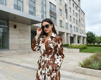 Trench coat longo feminino feito à mão em couro bovino com pelo – Casaco de luxo em couro genuíno marrom e branco