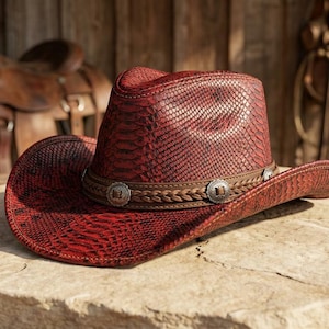 Cowboyhoed van leer met pythonreliëf, westernhoed met slangenprint en brede rand, ranchstijl hoed.