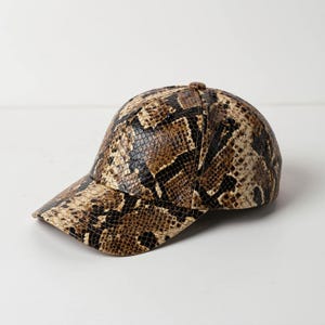 Handgjord basebollkeps i pytonläder med äkta ormskinnsmönster