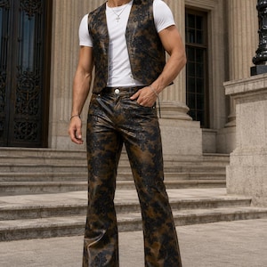 Puede incluir: Un chaleco de cuero con estampado marrón y negro y pantalones de cuero acampanados a juego, usados sobre una camiseta blanca de manga corta. El chaleco y los pantalones presentan un motivo de cruz oscuro y complejo en el cuero.