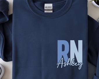 Benutzerdefinierte Krankenschwester-Sweatshirt mit Namen, personalisierter RN-Pullover, Krankenschwester-Shirt, Krankenschwester-Abschlussgeschenk, Krankenpflege-Studenten-Shirt