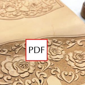 Puede incluir: Una superficie de cuero color canela claro con intrincados patrones florales grabados a mano, con rosas en relieve y motivos de enredaderas. El cuero tiene un acabado suave y natural con tallas detalladas. Se ve un cuadrado blanco con el texto PDF.