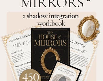 Könnte beinhalten: Ein Arbeitsbuch mit dem Titel "The House of Mirrors" mit einem goldgerahmten Spiegel auf dem Cover. Das Bild enthält ein Tablet mit einem Diagramm, einen dekorativen Spiegel und Seiten mit Text. Das Arbeitsbuch hat 450 Seiten.