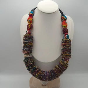 Gruby naszyjnik z wielokolorowej tkaniny z koralikami tekstylnymi w stylu hippie boho rzemieślniczym